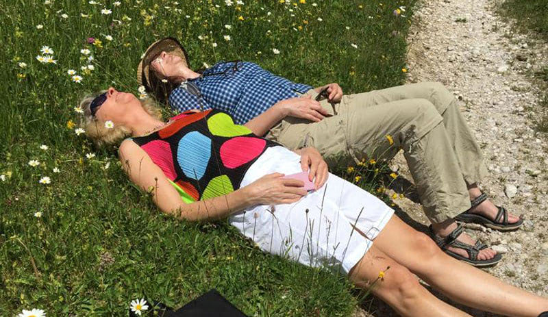 Zwei Menschen liegend im Gras