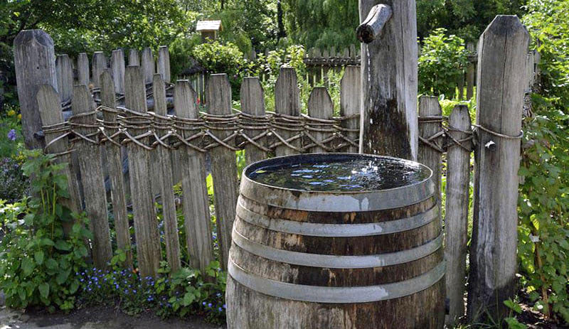 Altes rustikales Wasserfaß